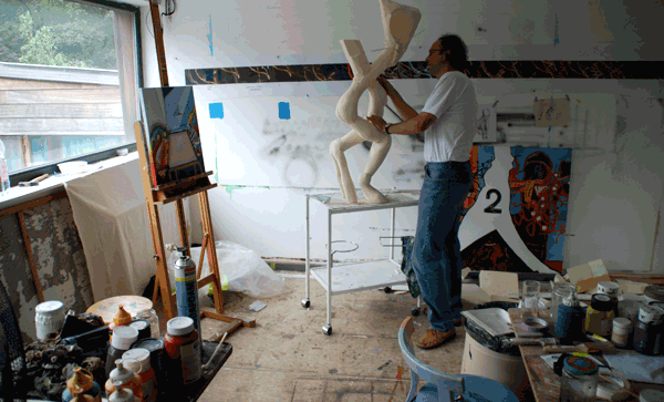 kunstenaar in atelier
